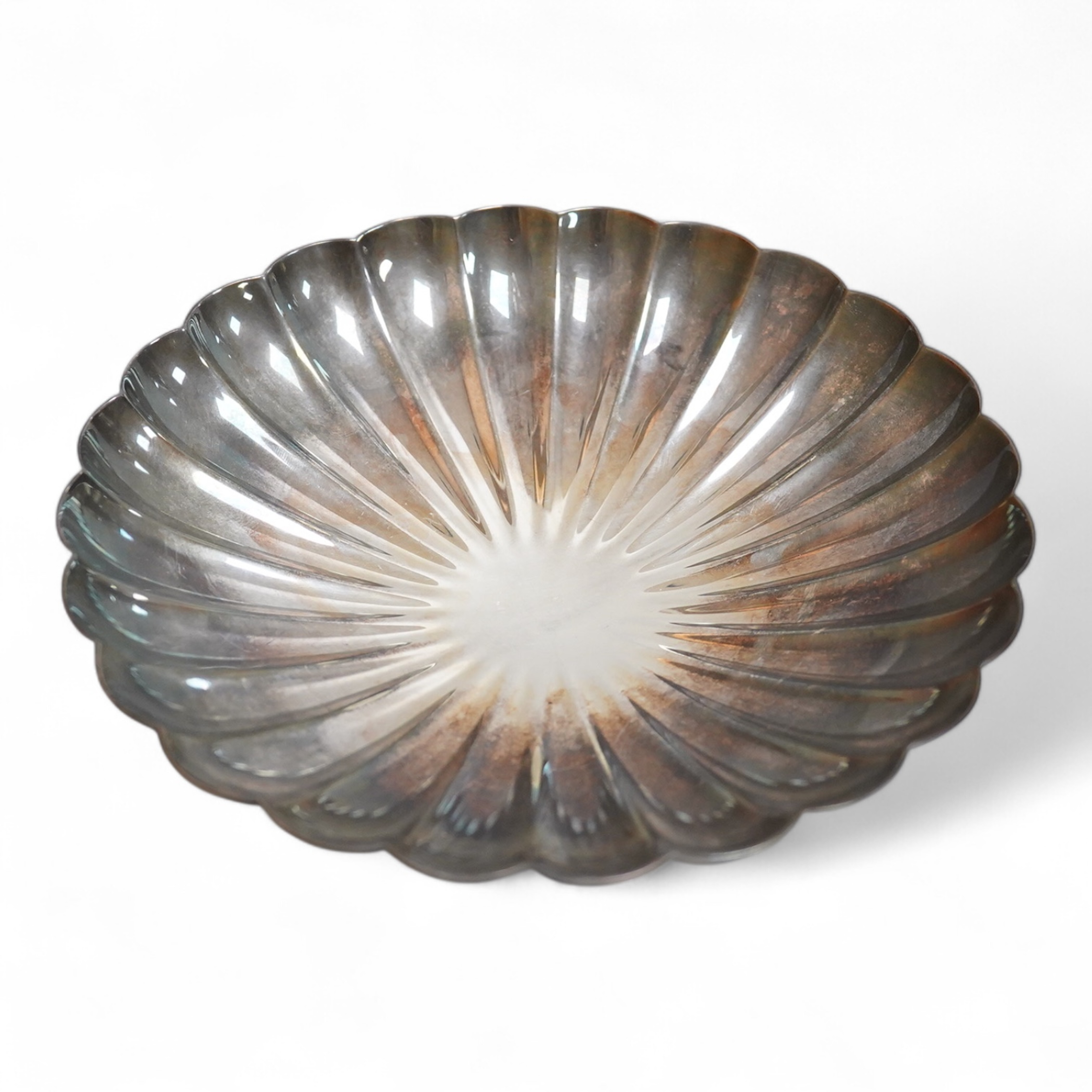 An Elizabeth II cusped silver pedestal bowl, by Mappin & Webb Ltd, Sheffield, 1999, diameter 19.3cm, 13.5oz.